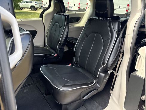 Used 2024 Chrysler Pacifica Limited FWD image 10