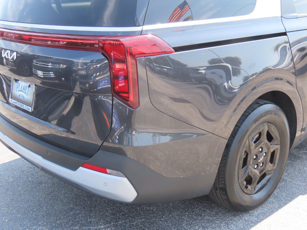 Used 2025 Kia Carnival FWD image 12