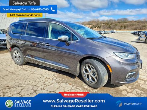 Used 2023 Chrysler Pacifica Limited w/ Uconnect Theater Family Group image 5