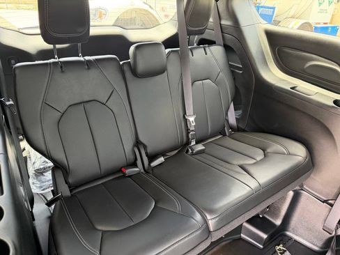 Used 2024 Chrysler Pacifica Touring-L w/ S Appearance Package FWD image 12