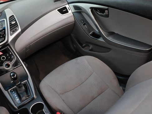 Used 2014 Hyundai Elantra SE image 22