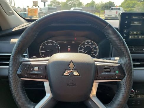 Used 2025 Mitsubishi Outlander SE AWD/4WD image 24