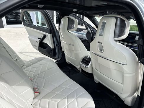 Used 2023 BMW 760i xDrive image 33