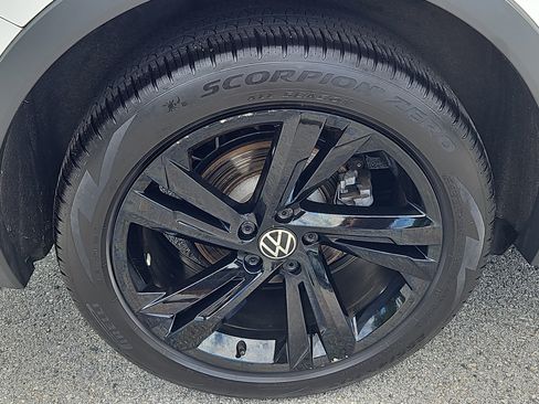 Certified 2024 Volkswagen Tiguan SE R-Line AWD/4WD image 30