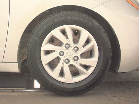 Used 2019 Hyundai Elantra SE w/ Cargo Package image 16