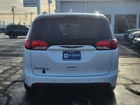 Used 2019 Chrysler Pacifica Touring-L w/ S Appearance Package image 4