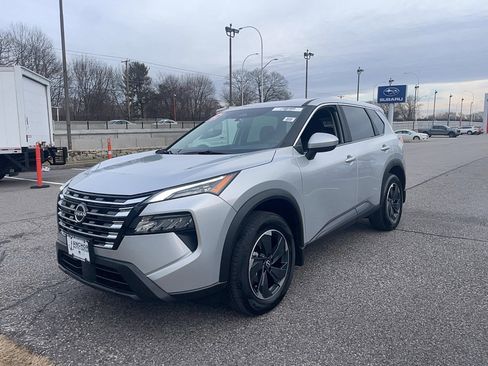 Used 2025 Nissan Rogue SV image 3