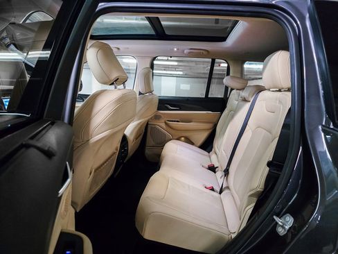 Used 2022 Jeep Grand Cherokee Limited w/ Luxury Tech Group II image 22