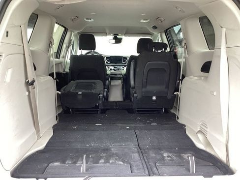 Used 2024 Chrysler Voyager LX FWD image 5
