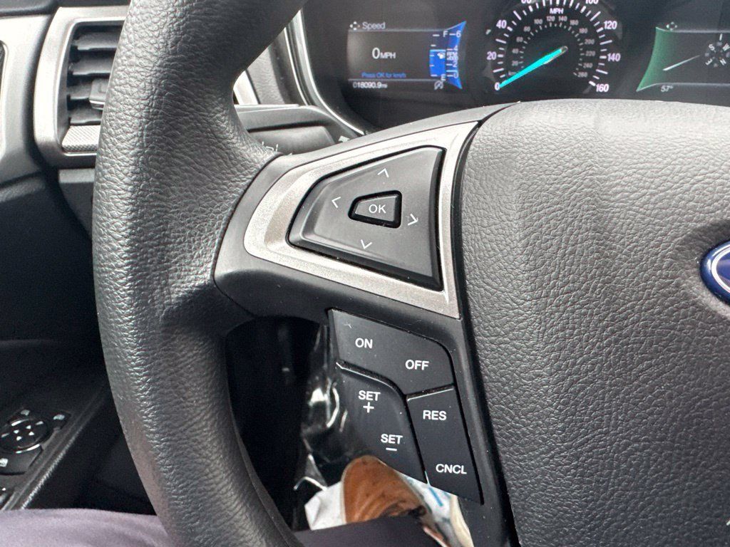 Used 2020 Ford Fusion SE FWD image 15