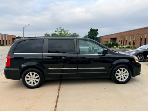 Used 2016 Chrysler Town & Country Touring FWD image 4
