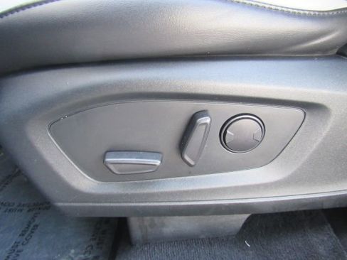 Used 2021 Ford Explorer XLT w/ Equipment Group 202A image 18