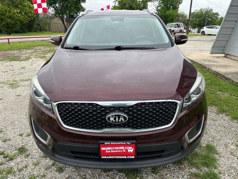 Used 2018 Kia Sorento FWD image 2