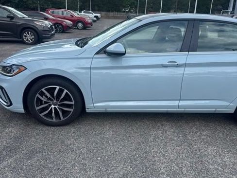 Used 2025 Volkswagen Jetta SE w/ Sunroof Package FWD image 5