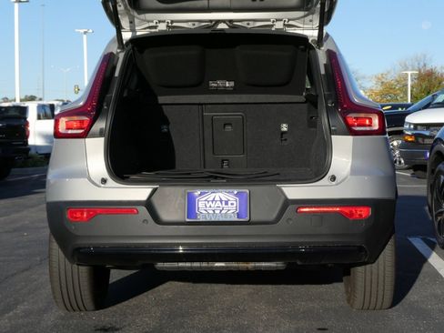 Used 2024 Volvo XC40 B5 Plus image 22