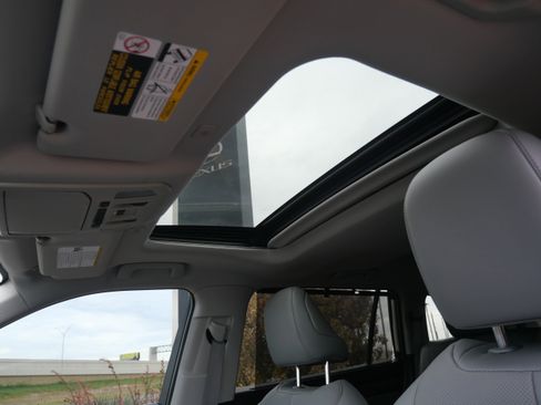 Used 2024 Toyota Highlander LE image 10