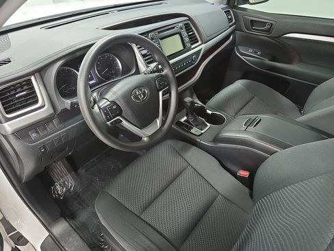 Used 2019 Toyota Highlander LE AWD/4WD image 4