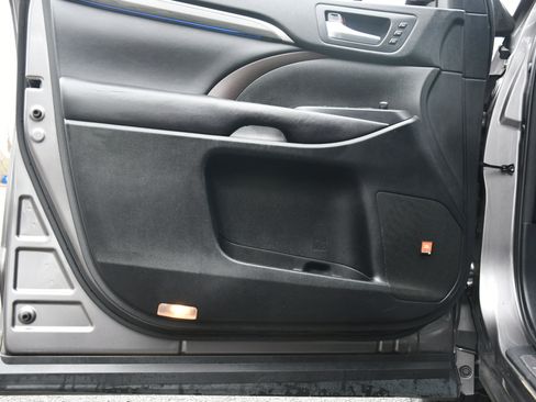 Used 2017 Toyota Highlander Limited Platinum image 12