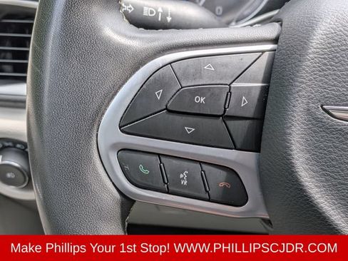 Used 2023 Chrysler Pacifica Touring-L FWD image 23