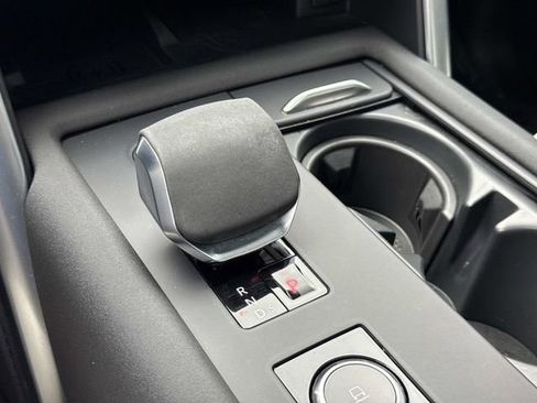 Used 2023 Land Rover Discovery Metropolitan Edition image 15