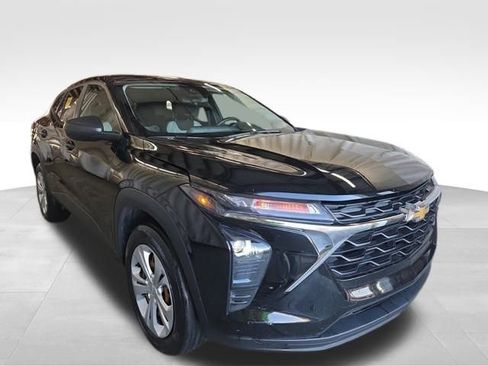 Used 2024 Chevrolet Trax LS image 2