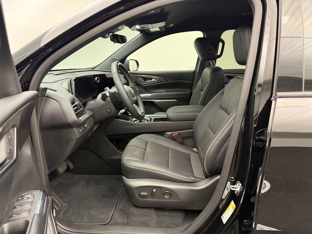 Used 2025 Chevrolet Traverse High Country FWD image 5