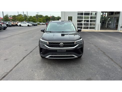 Used 2024 Volkswagen Taos SE FWD image 2