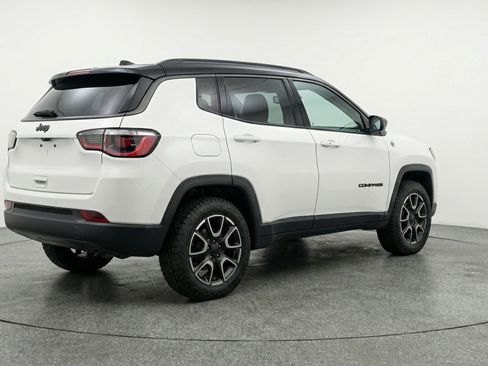 Used 2025 Jeep Compass Trailhawk image 9