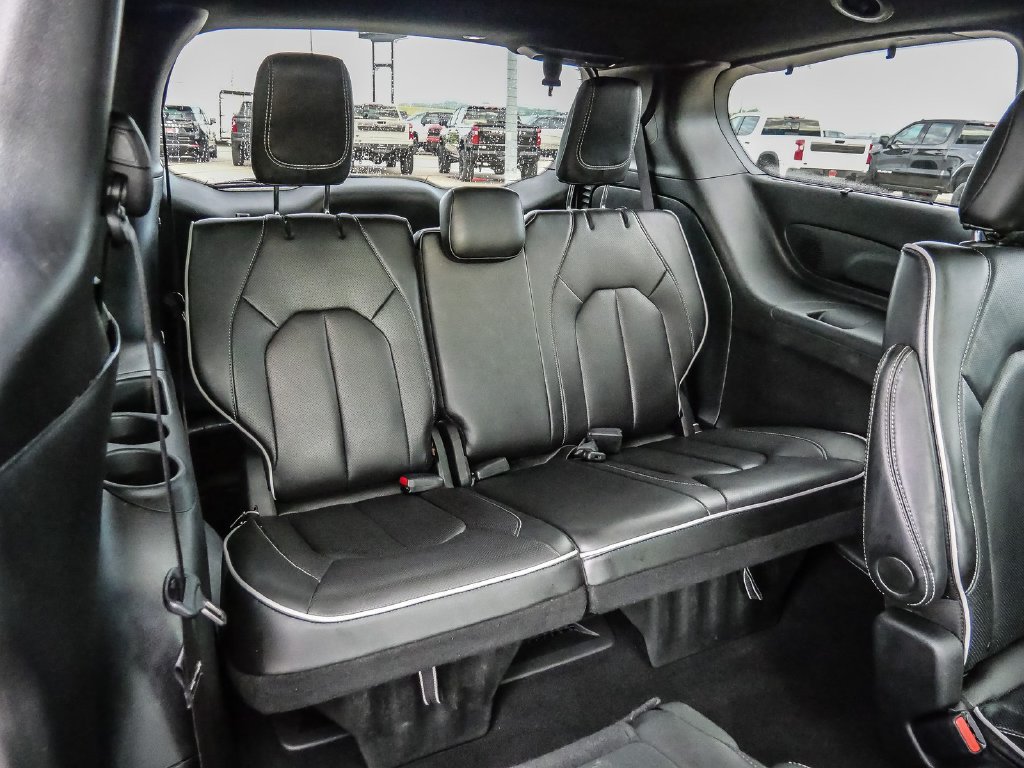Used 2025 Chrysler Pacifica Limited FWD image 27
