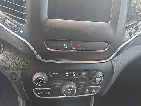 Used 2019 Jeep Cherokee Latitude Plus FWD image 10