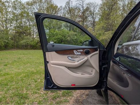 Used 2022 Mercedes-Benz GLC 300 4MATIC w/ Premium Package Lite image 10