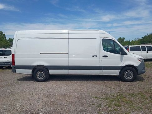 Used 2021 Mercedes-Benz Sprinter 2500 image 4