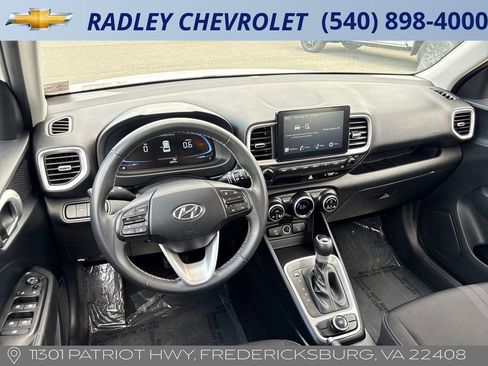 Used 2025 Hyundai Venue SEL FWD image 13
