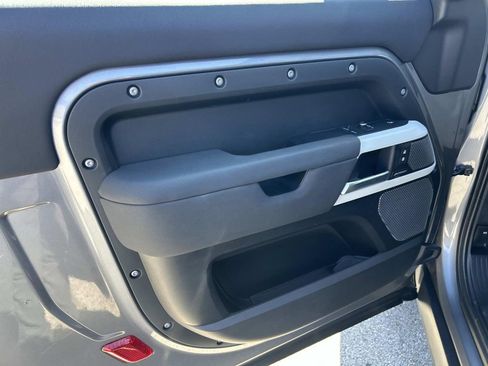 Used 2022 Land Rover Defender 90 X-Dynamic S image 18