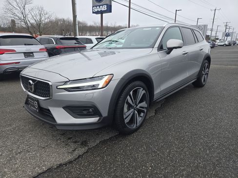 Certified 2025 Volvo V60 B5 Cross Country Plus image 4