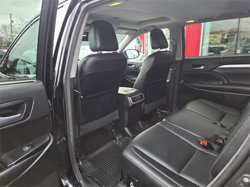 Used 2017 Toyota Highlander XLE image 16