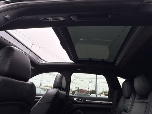 Used 2018 Porsche Cayenne Platinum Edition image 15