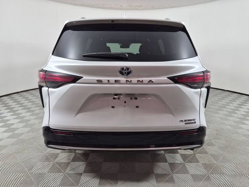 Used 2024 Toyota Sienna Platinum FWD image 4