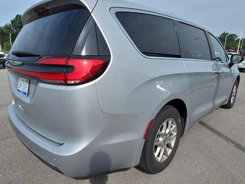 Used 2024 Chrysler Pacifica Touring-L FWD image 5