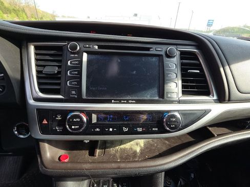 Used 2018 Toyota Highlander Limited AWD/4WD image 10