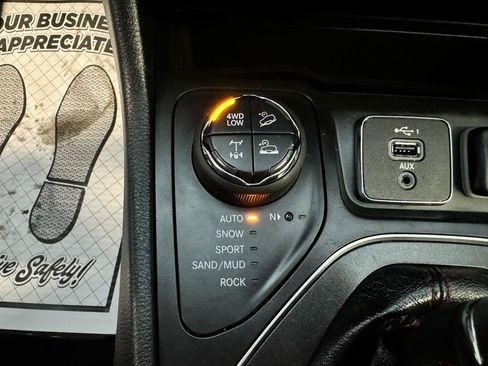Used 2020 Jeep Cherokee Trailhawk w/ Comfort/Convenience Group AWD/4WD image 19