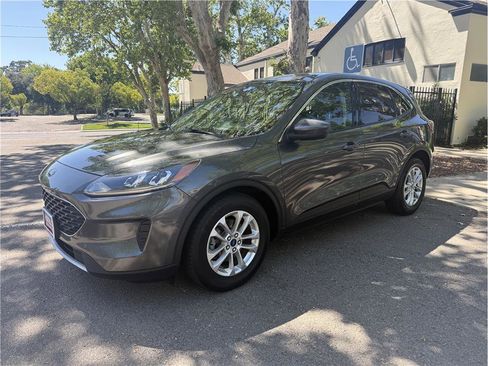 Used 2020 Ford Escape SE FWD image 1