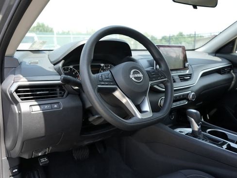 Used 2024 Nissan Altima 2.5 SV FWD image 13