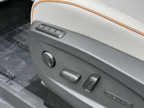 Used 2025 Volkswagen ID. Buzz 1st Edition image 17