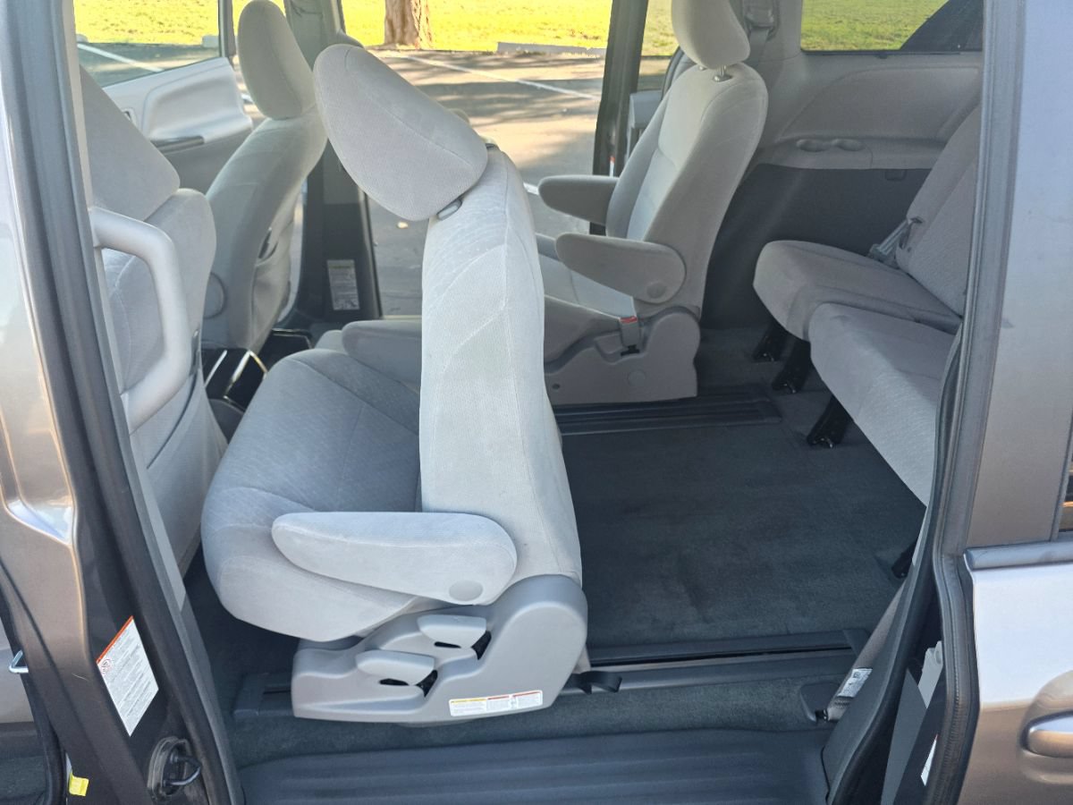 Used 2017 Toyota Sienna LE FWD image 25
