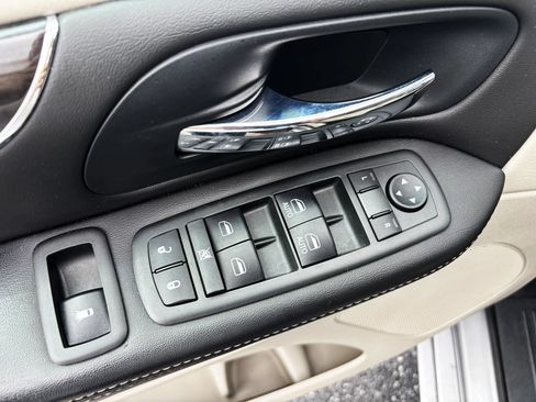 Used 2013 Chrysler Town & Country Touring-L w/ Driver Convenience Group FWD image 18