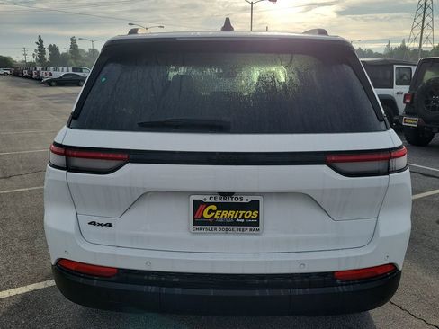 New 2025 Jeep Grand Cherokee Altitude image 20