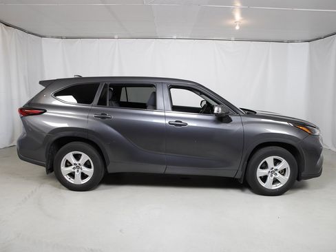 Used 2024 Toyota Highlander LE image 2