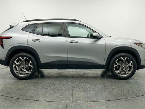 Used 2025 Chevrolet Trax LT w/ LT Convenience Package FWD image 8