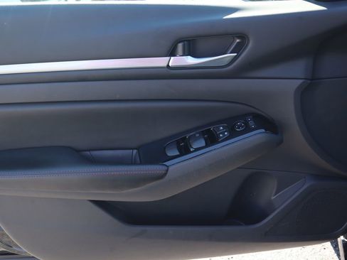 Used 2025 Nissan Altima 2.5 SR image 16